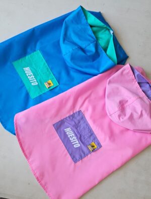 CAPA IMPERMEABLE PARA MASCOTAS CON CAPUCHA - Ropa para perros y gatos