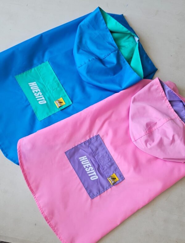 CAPA IMPERMEABLE PARA MASCOTAS CON CAPUCHA - Ropa para perros y gatos