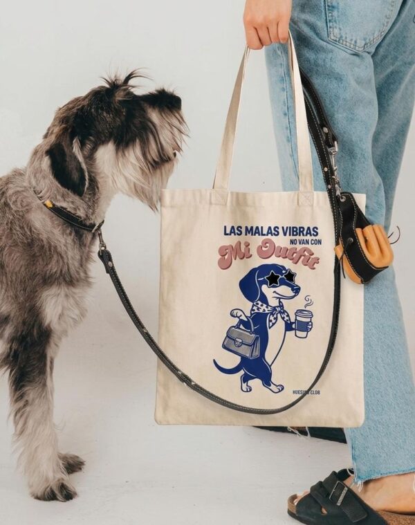 WhatsApp Image 2026-05-27 at 2.41.45 PM (1) TOTE BAG HUESITO CLUB – Bolsa para Paseo con Mascotas