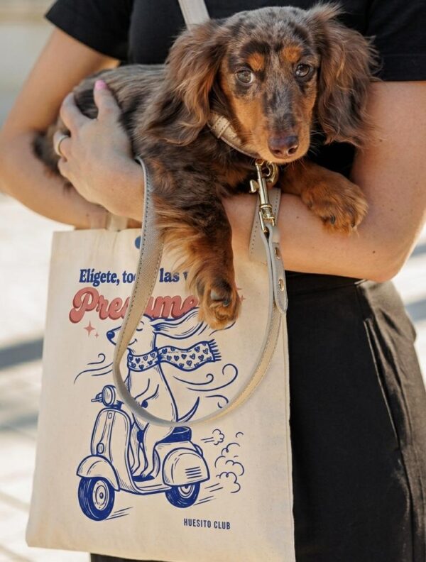 WhatsApp Image 2026-05-27 at 2.41.45 PM TOTE BAG HUESITO CLUB – Bolsa para Paseo con Mascotas
